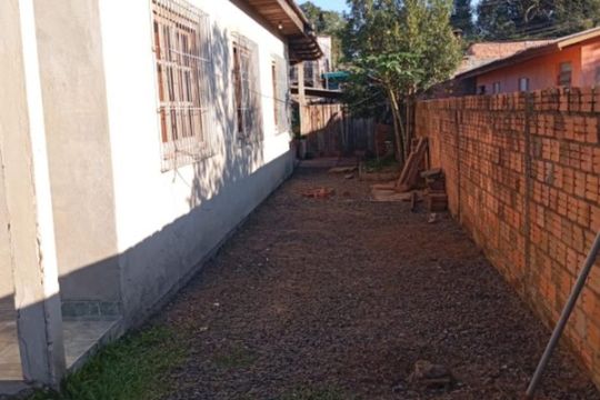 Área externa de casa à venda com 3 quartos, 93m² em Harmonia, Canoas