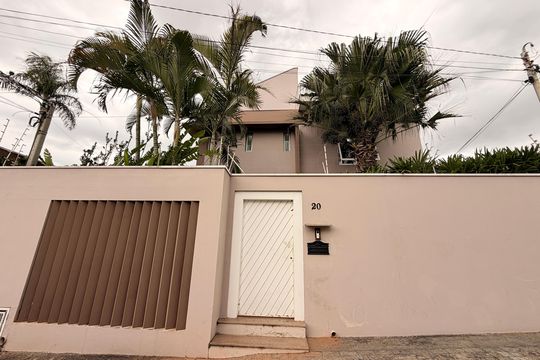 Fachada de casa à venda com 4 quartos, 500m² em Vila Agricola, Jundiaí