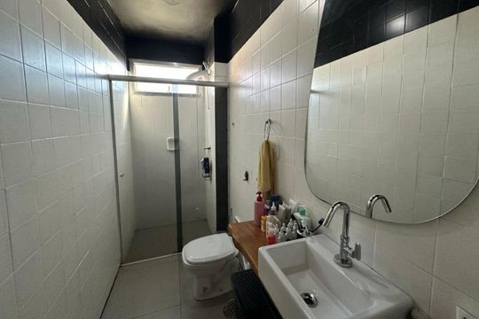 Banheiro de apartamento à venda com 1 quarto, 48m² em Cidade Baixa, Porto Alegre