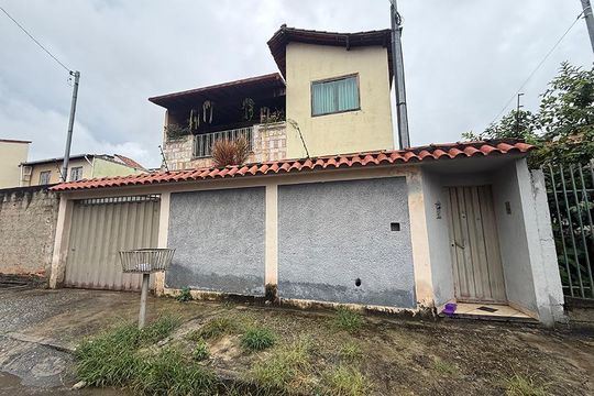 Fachada de casa à venda com 3 quartos, 248m² em Jardim Laguna, Contagem