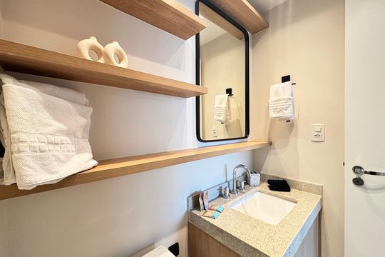 Banheiro de kitnet/studio à venda com 1 quarto, 28m² em Itaim Bibi, São Paulo