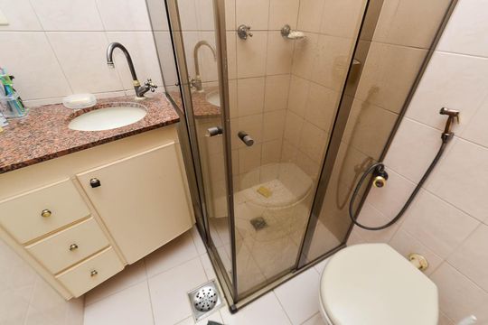 Banheiro de apartamento para alugar com 2 quartos, 47m² em Sagrada Família, Belo Horizonte