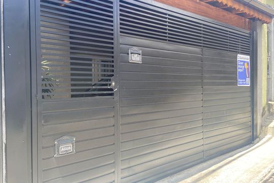 Fachada de casa à venda com 2 quartos, 80m² em Quitaúna, Osasco
