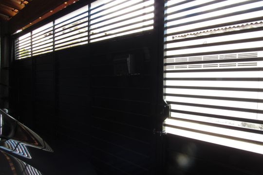 Garagem de casa à venda com 2 quartos, 80m² em Quitaúna, Osasco
