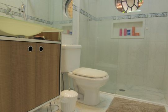 Banheiro de casa à venda com 2 quartos, 80m² em Quitaúna, Osasco