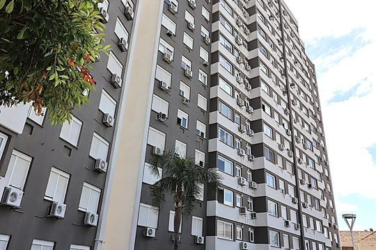 Fachada do bloco de apartamento para alugar com 3 quartos, 75m² em São João, Porto Alegre