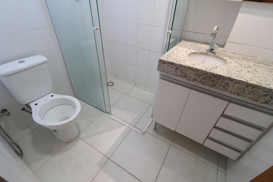 Banheiro da suíte de apartamento para alugar com 2 quartos, 62m² em Santa Mônica, Uberlândia