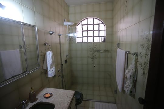 Banheiro de casa à venda com 4 quartos, 360m² em Alto Caiçaras, Belo Horizonte