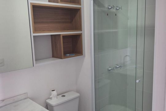 Banheiro de kitnet/studio para alugar com 1 quarto, 25m² em Pinheiros, São Paulo