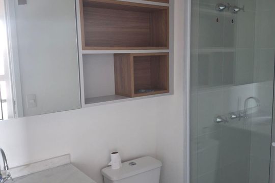 Banheiro de kitnet/studio para alugar com 1 quarto, 25m² em Pinheiros, São Paulo