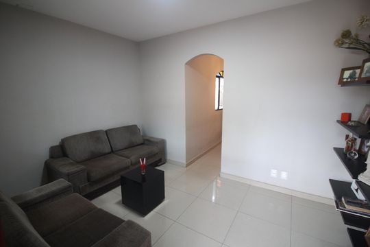 Casa à venda com 4 quartos, 256m² em Milionarios (barreiro, Belo Horizonte