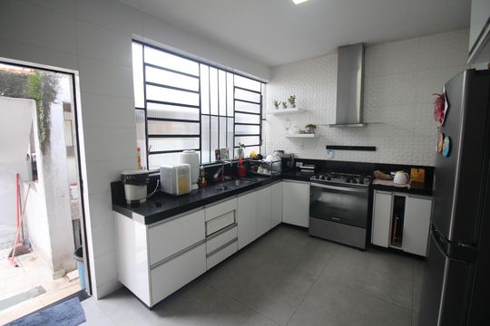 Cozinha de casa à venda com 4 quartos, 256m² em Milionarios (barreiro, Belo Horizonte