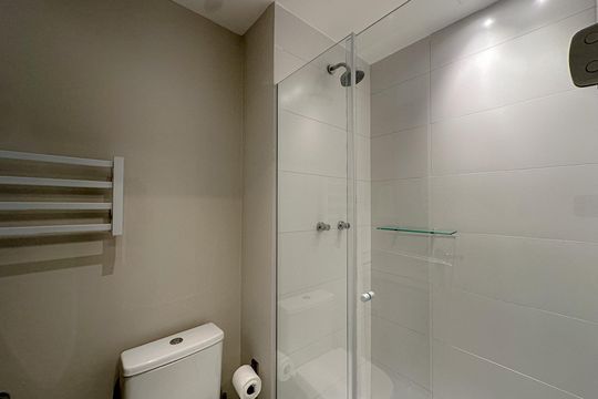 Banheiro de kitnet/studio para alugar com 1 quarto, 25m² em Perdizes, São Paulo