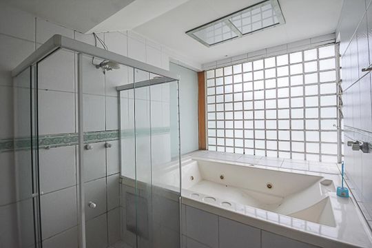 Banheiro da Suíte de casa para alugar com 5 quartos, 279m² em Alves Dias, São Bernardo do Campo