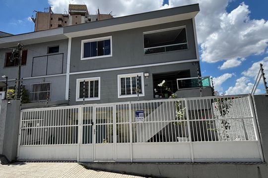 Fachada de casa para alugar com 3 quartos, 208m² em Vila Valparaíso, Santo André