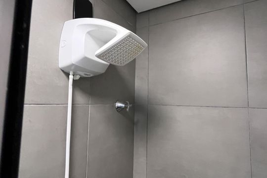 Banheiro de kitnet/studio para alugar com 1 quarto, 14m² em Vila Matias, Santos