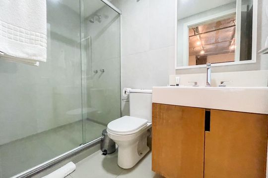 Banheiro de kitnet/studio para alugar com 1 quarto, 32m² em Menino Deus, Porto Alegre