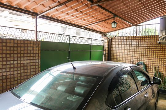 Garagem de casa para alugar com 3 quartos, 217m² em Encantado, Rio de Janeiro