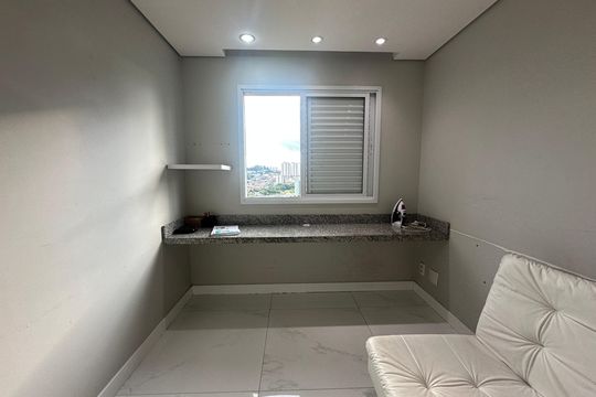 Quarto de apartamento à venda com 1 quarto, 76m² em Jardim Tupanci, Barueri