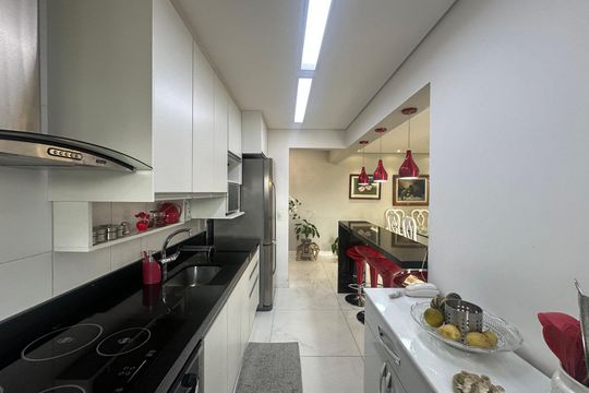 Cozinha de apartamento à venda com 1 quarto, 76m² em Jardim Tupanci, Barueri