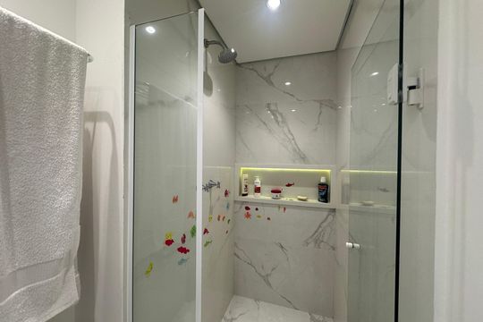 Banheiro da Suíte de apartamento à venda com 1 quarto, 76m² em Jardim Tupanci, Barueri