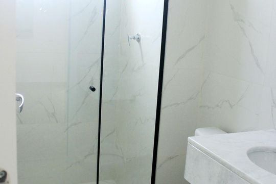 Banheiro de apartamento à venda com 2 quartos, 52m² em Parque Jurema, Guarulhos