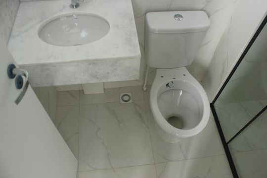 Banheiro da Suíte  de apartamento para alugar com 2 quartos, 52m² em Parque Jurema, Guarulhos