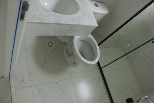 Banheiro social  de apartamento à venda com 2 quartos, 52m² em Parque Jurema, Guarulhos