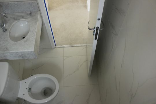 Banheiro social  de apartamento para alugar com 2 quartos, 52m² em Parque Jurema, Guarulhos