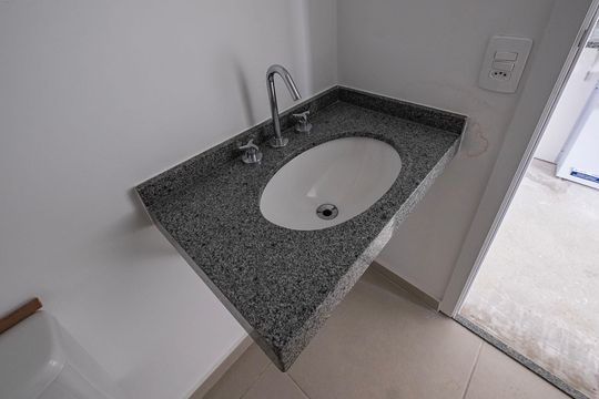 Banheiro de kitnet/studio à venda com 1 quarto, 27m² em Pinheiros, São Paulo