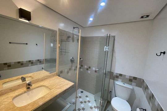Banheiro de apartamento à venda com 1 quarto, 35m² em Alphaville Industrial, Barueri