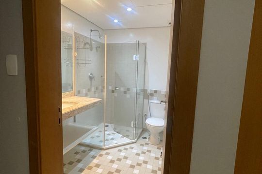 Banheiro de apartamento para alugar com 1 quarto, 35m² em Alphaville Industrial, Barueri