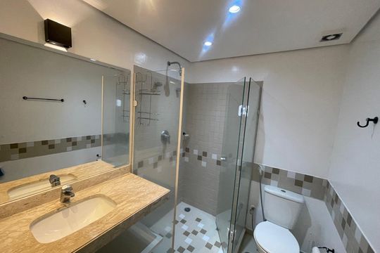 Banheiro de apartamento para alugar com 1 quarto, 35m² em Alphaville Industrial, Barueri