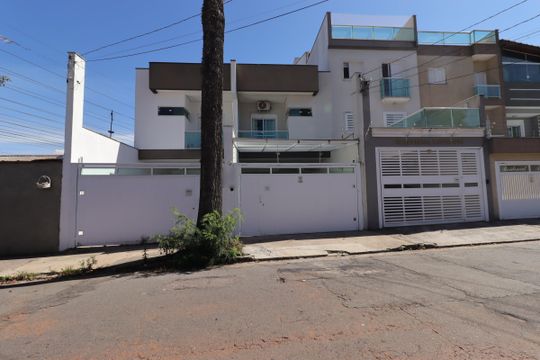 Fachada de casa à venda com 3 quartos, 184m² em Pinheirinho, Santo André