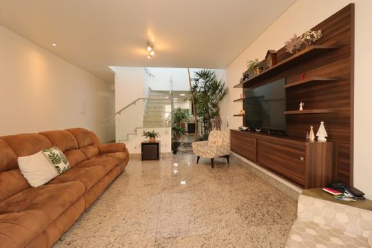Sala de casa à venda com 3 quartos, 184m² em Pinheirinho, Santo André