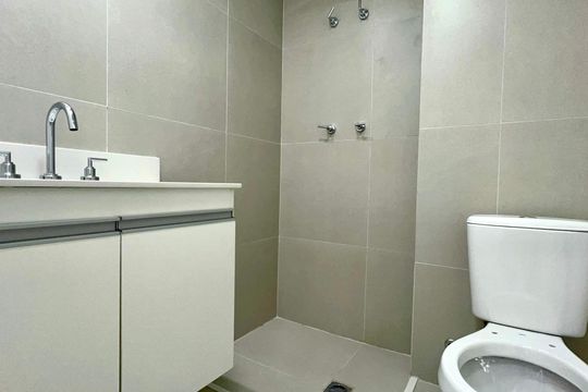 Banheiro de kitnet/studio para alugar com 1 quarto, 26m² em Pinheiros, São Paulo