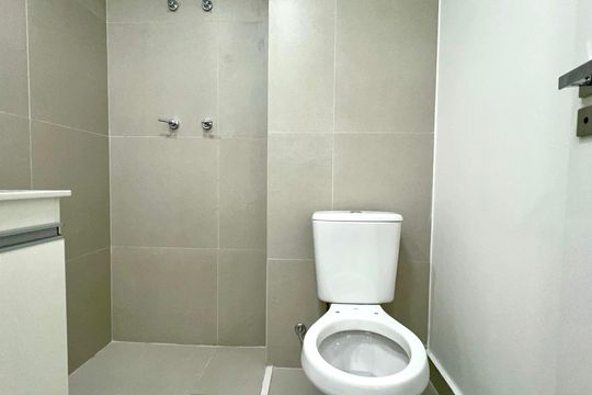 Banheiro de kitnet/studio para alugar com 1 quarto, 26m² em Pinheiros, São Paulo