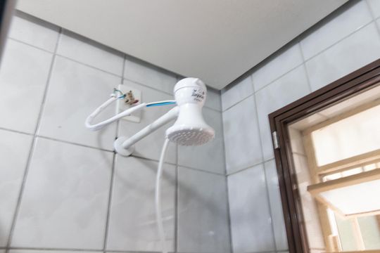 Banheiro Social de casa de condomínio para alugar com 3 quartos, 60m² em Vila Nova, Porto Alegre