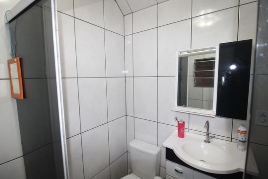 Banheiro de casa para alugar com 2 quartos, 90m² em Jardim Guarani, São Paulo