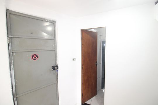 Corredor de casa para alugar com 2 quartos, 90m² em Jardim Guarani, São Paulo