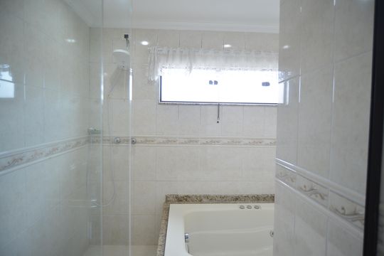 Banheiro da Suíte 3 de casa à venda com 3 quartos, 225m² em Vila Scarpelli, Santo André