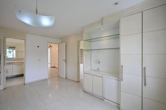 Suíte de casa de condomínio para alugar com 3 quartos, 550m² em Jardim Morumbi, São Paulo