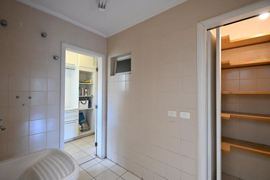 Área de Serviço  de casa de condomínio para alugar com 3 quartos, 550m² em Jardim Morumbi, São Paulo