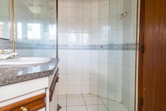 Banheiro da Suíte de casa de condomínio para alugar com 3 quartos, 420m² em Alphaville, Santana de Parnaíba