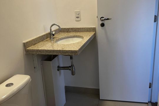 Banheiro de kitnet/studio para alugar com 1 quarto, 39m² em Km 18, Osasco