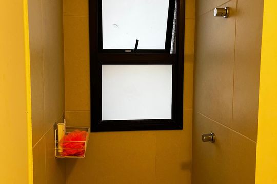 Banheiro de kitnet/studio para alugar com 1 quarto, 39m² em Km 18, Osasco
