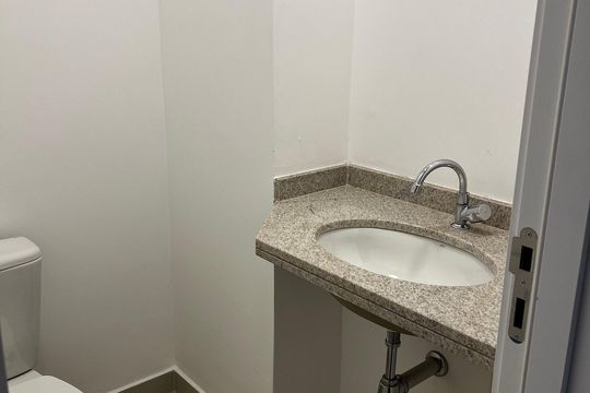 Banheiro de kitnet/studio para alugar com 1 quarto, 39m² em Km 18, Osasco