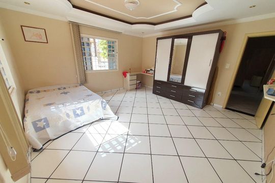 Quarto de casa à venda com 4 quartos, 197m² em Parque Xangri-lá, Contagem
