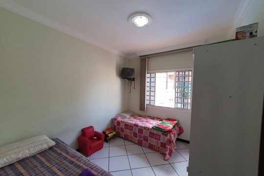 Quarto de casa à venda com 4 quartos, 197m² em Parque Xangri-lá, Contagem
