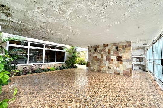 Garagem de casa à venda com 5 quartos, 250m² em Vila Alexandria, São Paulo